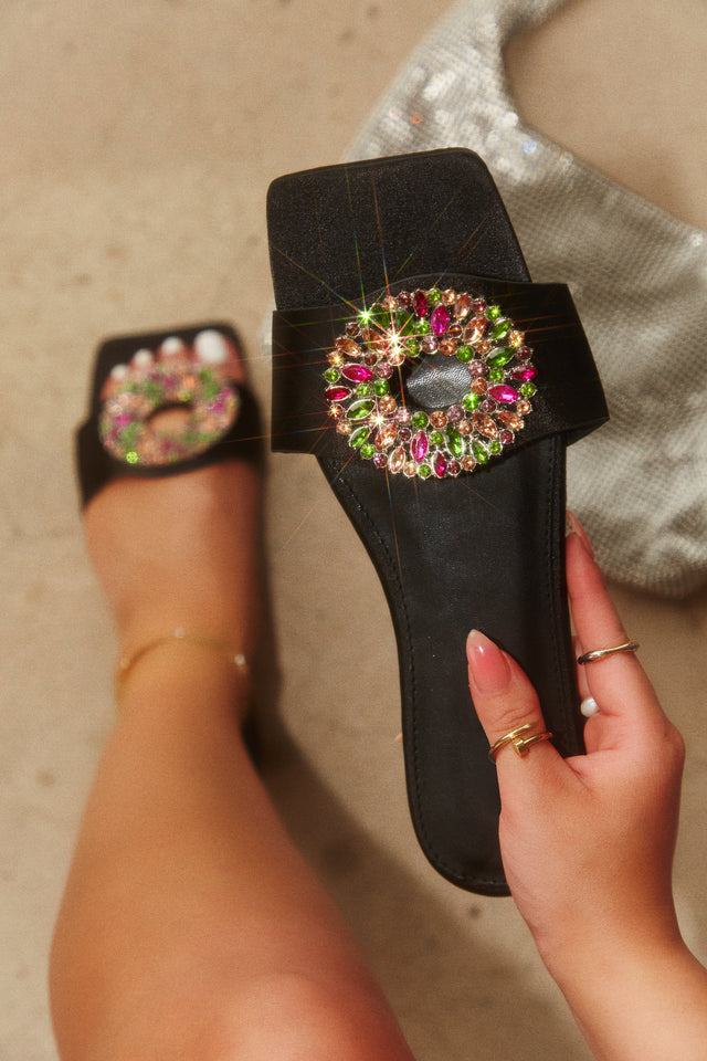 Load image into Gallery viewer, Women Holding Black Embellished Flats
