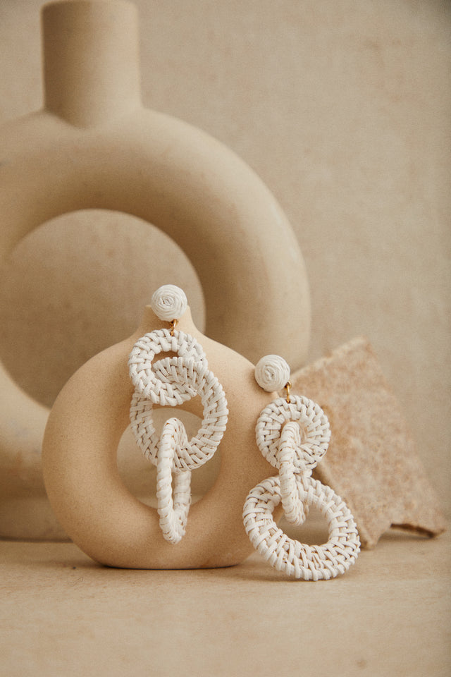 Load image into Gallery viewer, Straw White Earring
