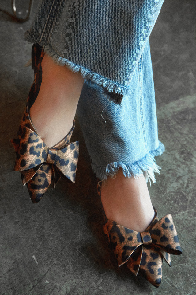 Load image into Gallery viewer, Elisabeth Pointed Toe Flats - Leopard
