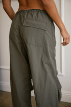 Load image into Gallery viewer, Windbreaker Green Pant
