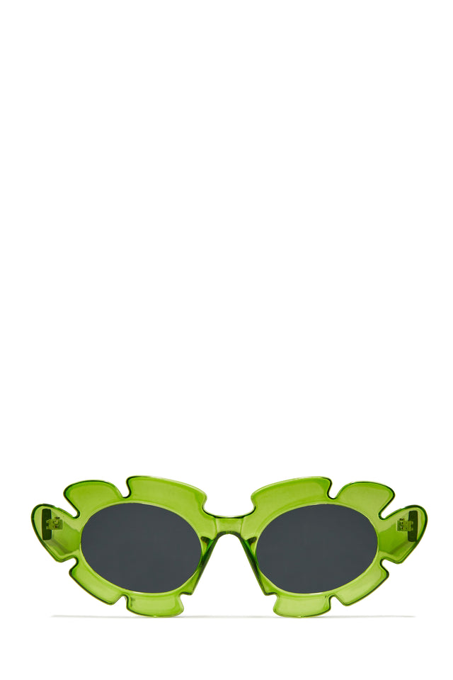 Load image into Gallery viewer, Weekend Flirt Unique Standout Frame Sunglasses - Black
