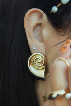Load image into Gallery viewer, Leilani Sea Shell Earring - Gold
