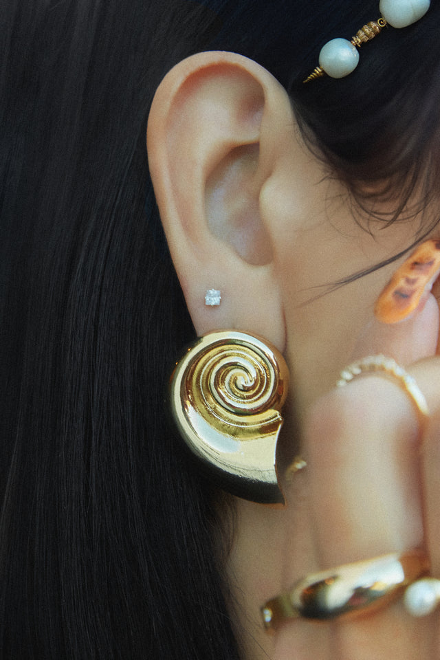 Load image into Gallery viewer, Leilani Sea Shell Earring - Gold
