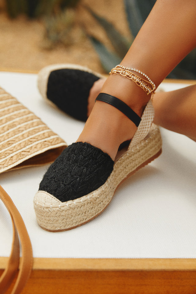 Load image into Gallery viewer, Women Wearing Black Espadrille Flat
