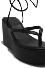 Load image into Gallery viewer, Lightly Cushioned Black Platform Sandals
