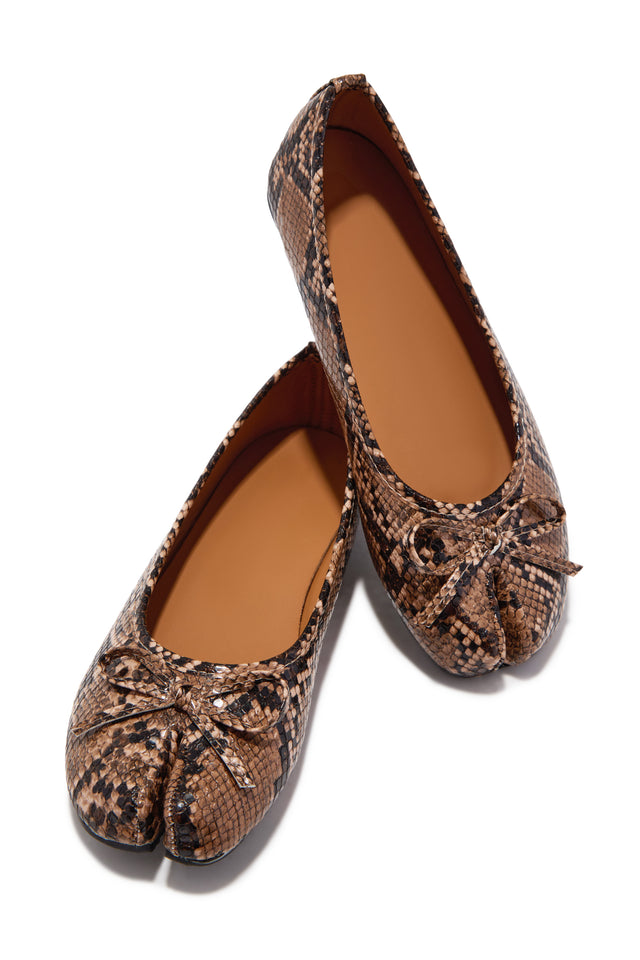 Load image into Gallery viewer, Zyra Bow Tabi Ballet Flats - Snake

