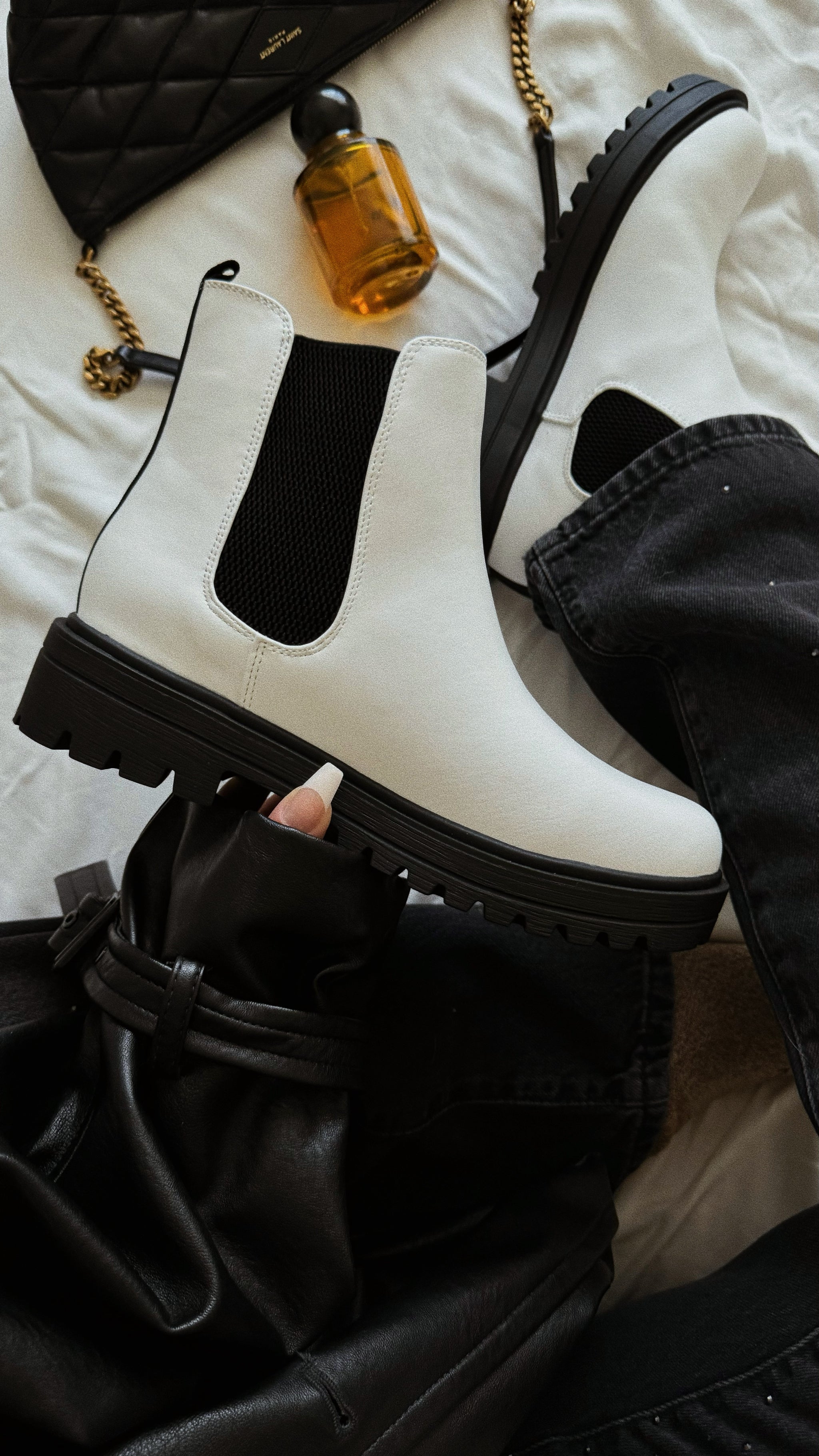 Miss Lola | Nicolo White Pull On Chelsea Boots – MISS LOLA