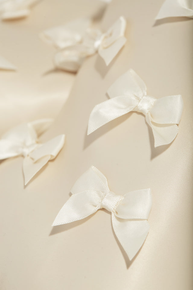Load image into Gallery viewer, Cream Bow Tie Boots
