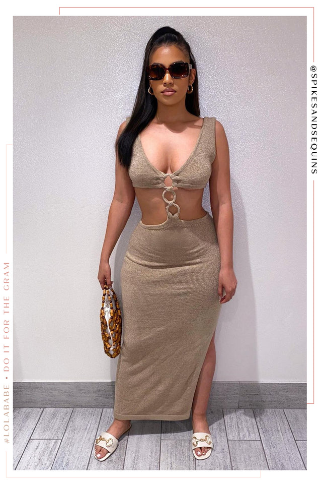 Load image into Gallery viewer, Nude Knit Dress Styled with Sunglasses
