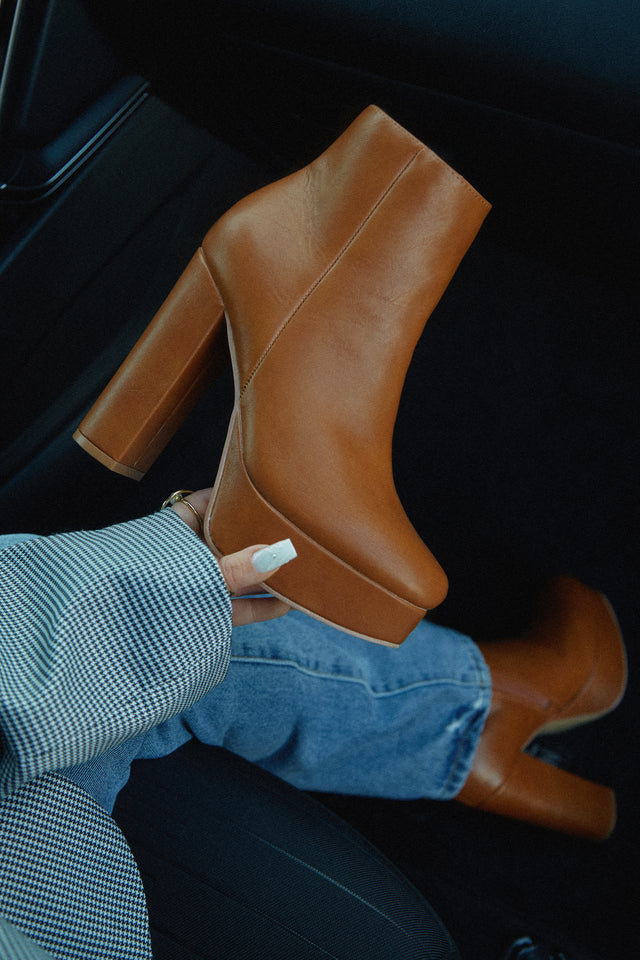 Load image into Gallery viewer, Oaklynn Platform Ankle Boots - Tan

