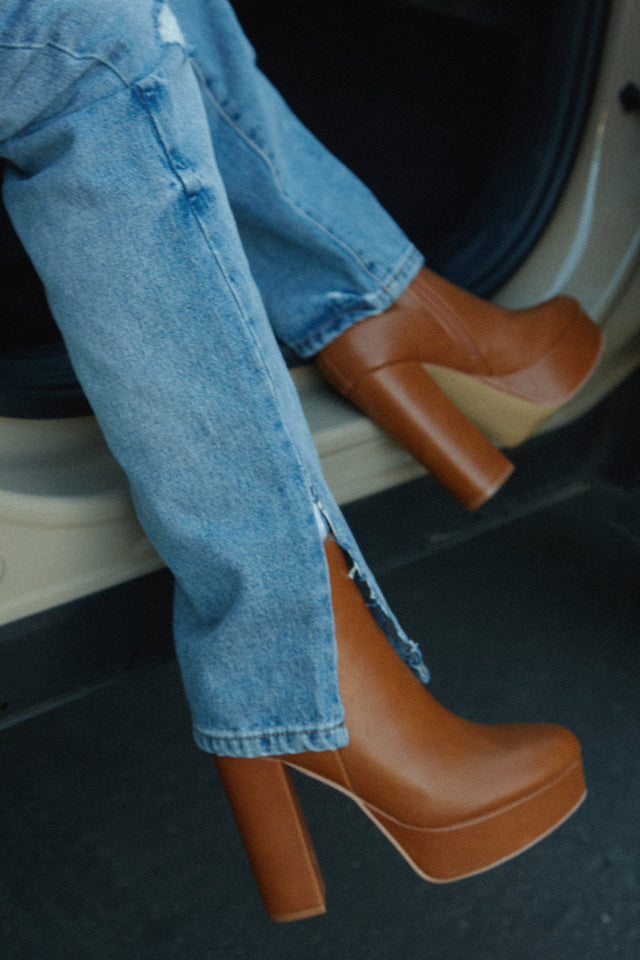 Load image into Gallery viewer, Oaklynn Platform Ankle Boots - Tan
