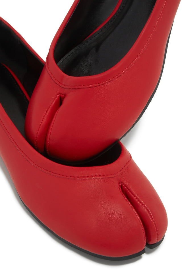 Load image into Gallery viewer, Zya Split Toe Flats - Red
