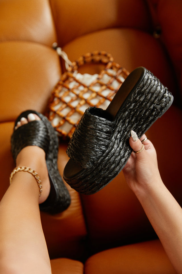 Load image into Gallery viewer, Women Holding Black Platform Sandals
