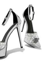 Load image into Gallery viewer, Silver Pointed Toe Heels
