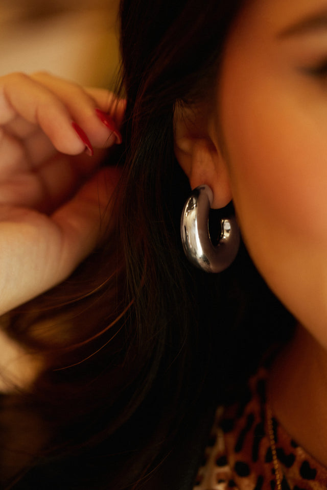 Load image into Gallery viewer, Tamia Abstract Hoop Earring - Silver
