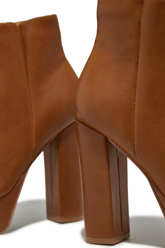 Load image into Gallery viewer, Oaklynn Platform Ankle Boots - Tan
