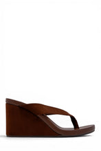 Load image into Gallery viewer, Veronica Slip On Thong Wedges - Brown
