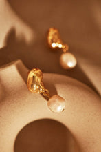 Load image into Gallery viewer, Villa Resort Faux Pearl Earring - Gold
