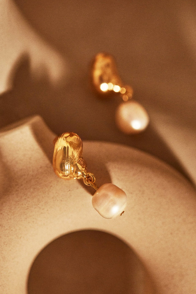 Load image into Gallery viewer, Villa Resort Faux Pearl Earring - Gold
