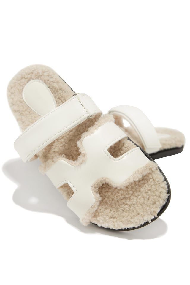 Load image into Gallery viewer, Cream Faux Sherpa Sandals with White Strap Detailing

