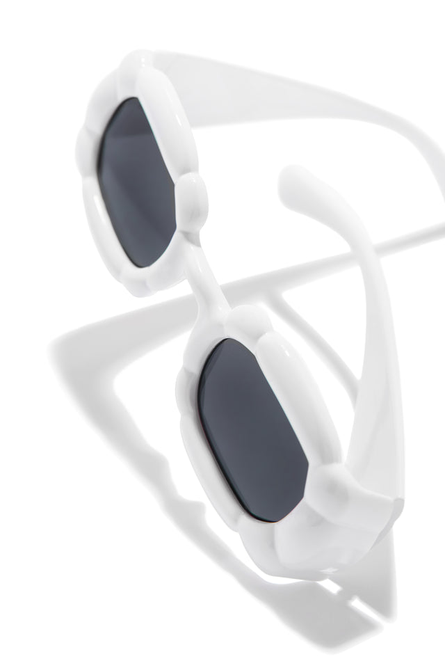 Load image into Gallery viewer, Pure Honey Unique Standout Frame Sunglasses - White
