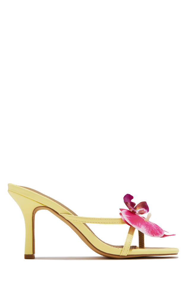 Load image into Gallery viewer, Paraiso Mid Heel Mules - Yellow
