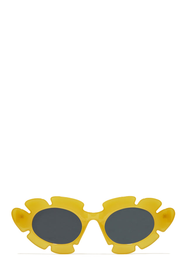 Load image into Gallery viewer, Weekend Flirt Unique Standout Frame Sunglasses - Black
