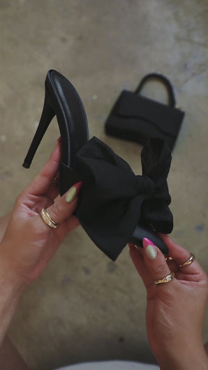 Video Of Model Demonstrating Black Heel 