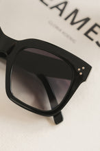 Load image into Gallery viewer, black ombre tone sunglasses 

