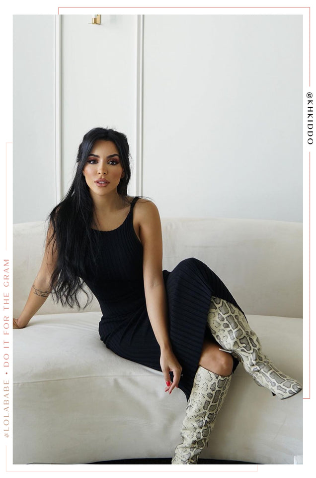 Load image into Gallery viewer, Model Sitting Wearing Rib Midi Dress
