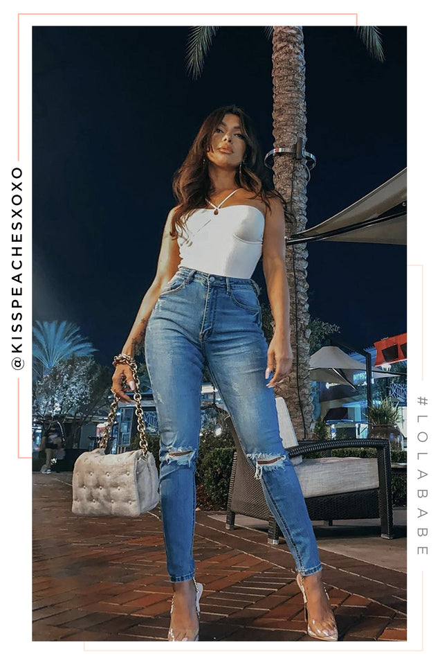 Load image into Gallery viewer, Women Standing with Nude Tweed Bag
