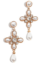 Load image into Gallery viewer, Chunky Statement pearl Earrings
