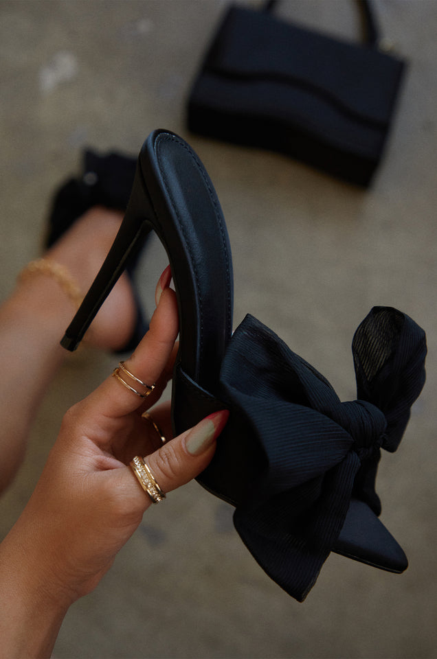 Load image into Gallery viewer, Model Demonstrating Black Heel With Oversized Bow 
