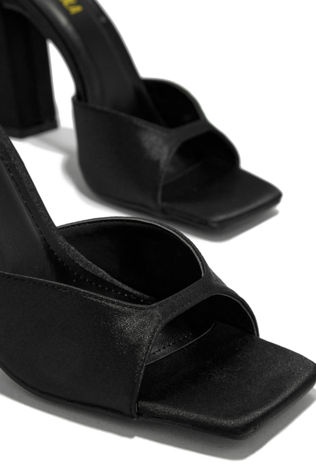 Load image into Gallery viewer, black open toe single sole shoe 
