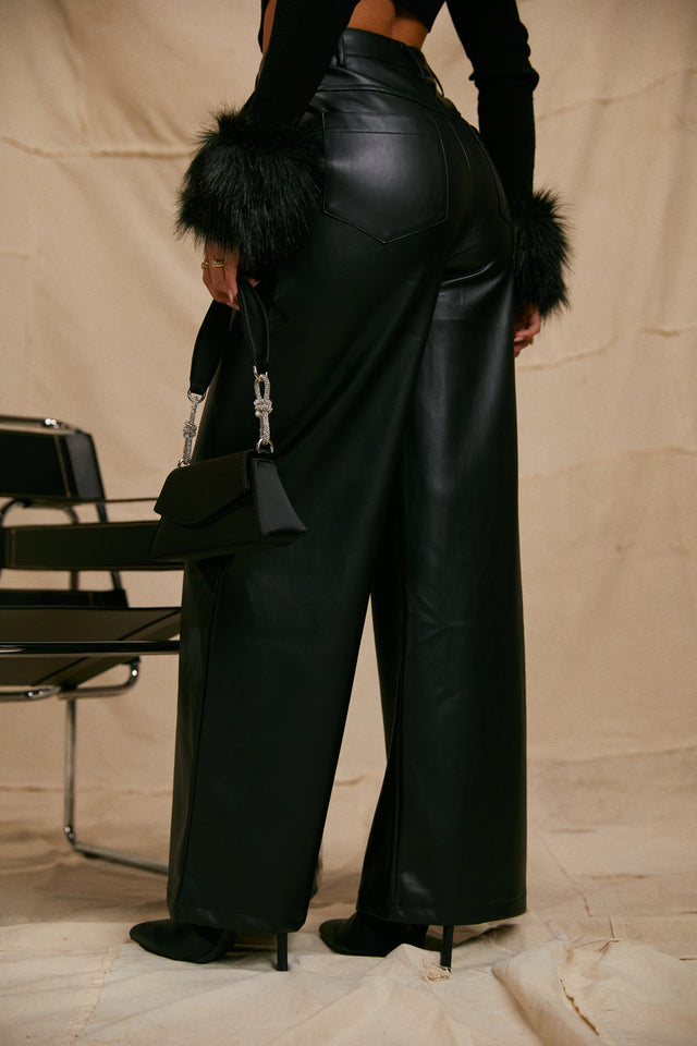 Load image into Gallery viewer, Model Wearing All Black Outfit
