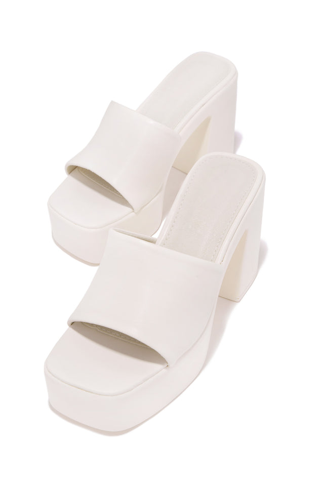 Load image into Gallery viewer, Ivory Slip On Heel 
