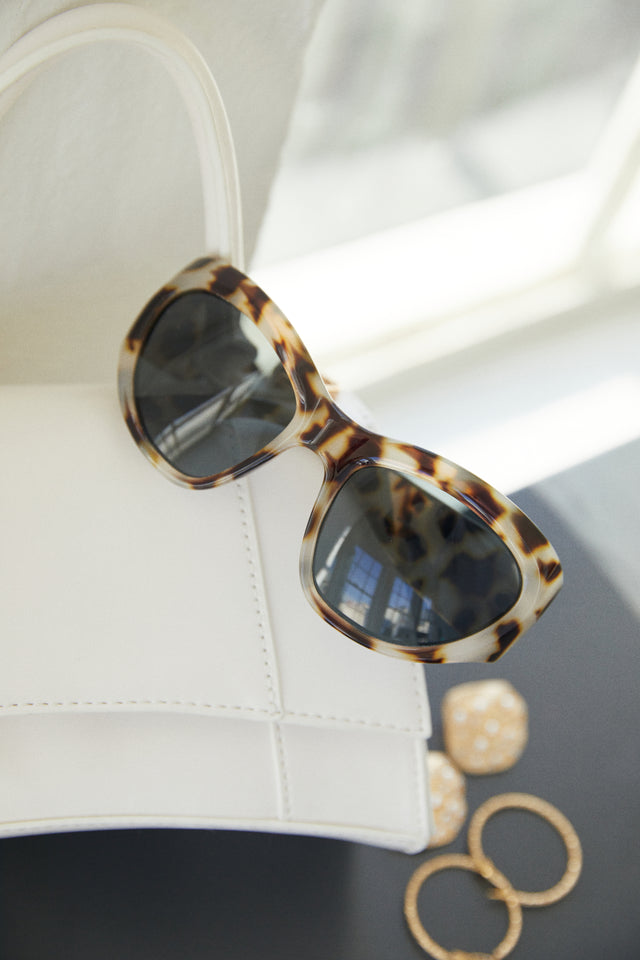 Load image into Gallery viewer, Tortoise Sunglasses
