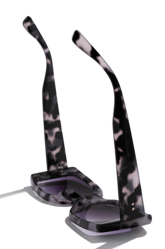 Load image into Gallery viewer, tortoise print summer sunglasses 
