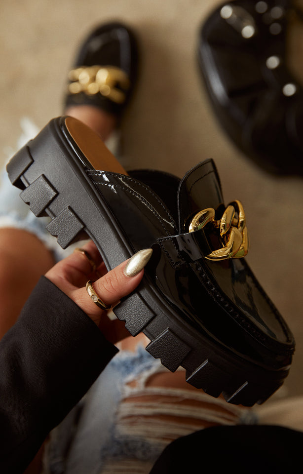 Load image into Gallery viewer, Women Holding Black Slip On Flats
