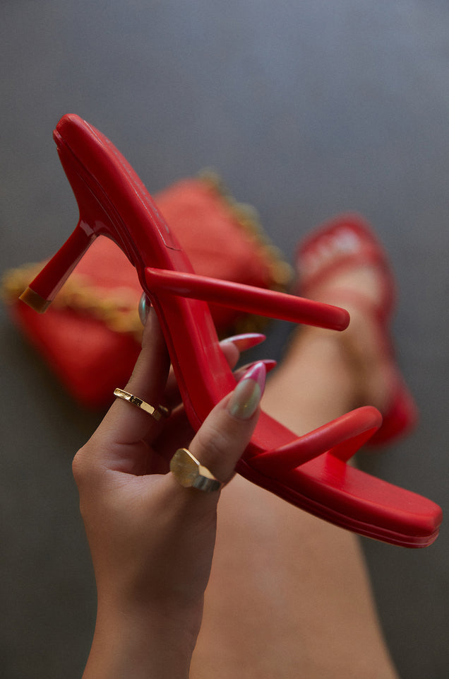 Load image into Gallery viewer, Model Demonstrating Red Heel 
