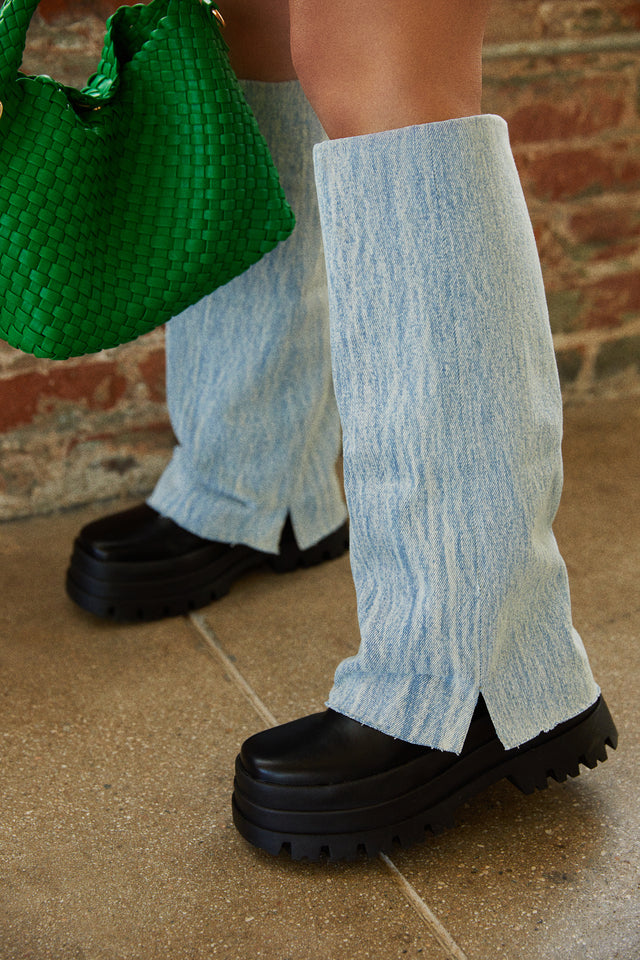 Load image into Gallery viewer, Women Wearing Platform Chunky Black Boots
