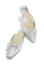 Load image into Gallery viewer, Silver Pointed Toe Flats
