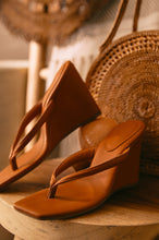 Load image into Gallery viewer, Tan Thong Wedge Heel
