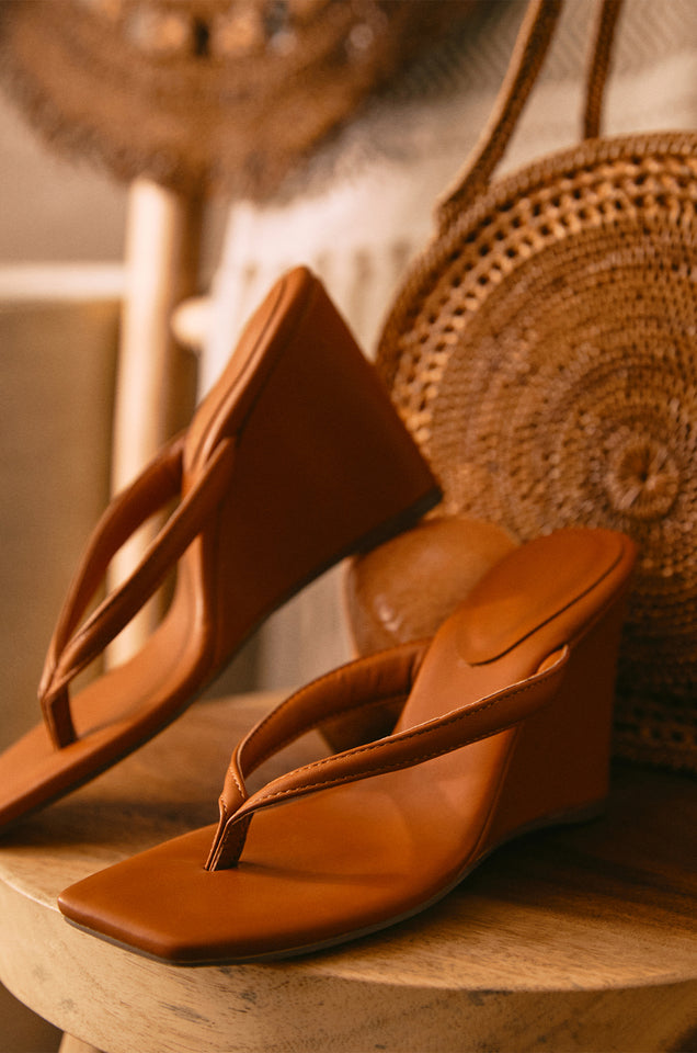 Load image into Gallery viewer, Tan Thong Wedge Heel
