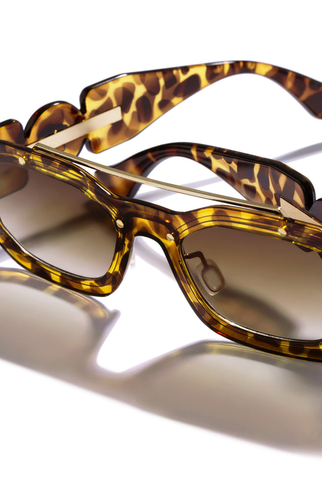 Load image into Gallery viewer, Tortoise Gold Tone Detail Sunglasses 
