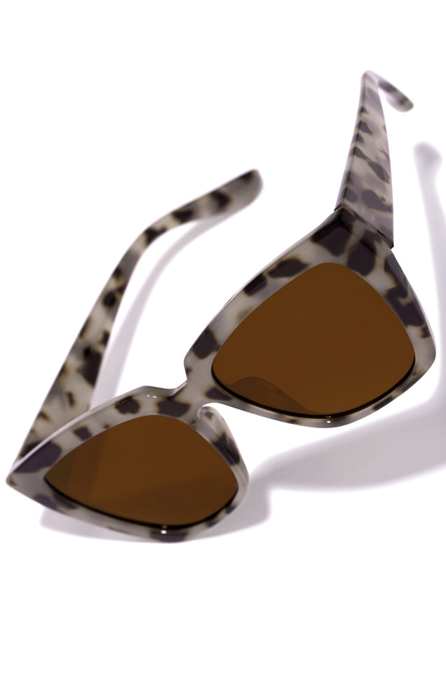 Load image into Gallery viewer, Tortoise Sunglasses With Brown Frame
