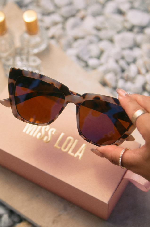 Load image into Gallery viewer, Model Demonstrating Tortoise Sunglasses
